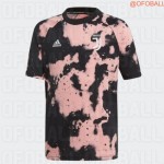 Notizie Juve, i tifosi criticano la maglia del riscaldamento.