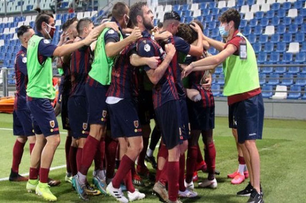 I giocatori della Reggiana esultano per un gol