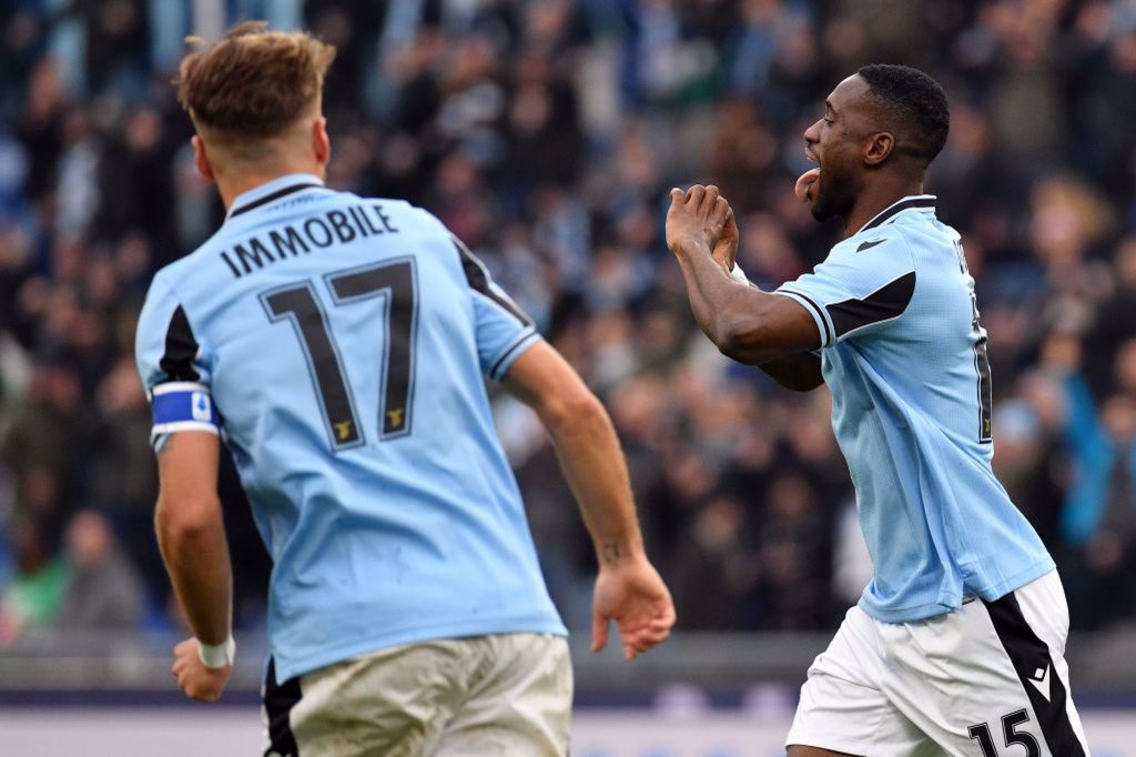 Bastos esulta con la maglia della Lazio