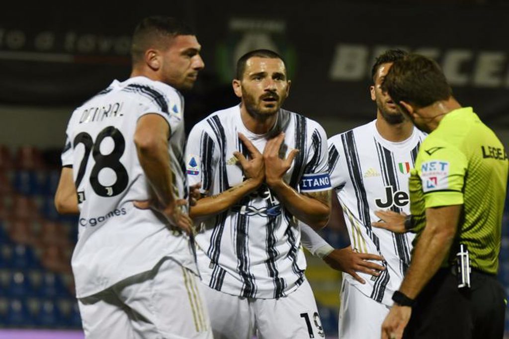 Leonardo Bonucci protesta col direttore di gara