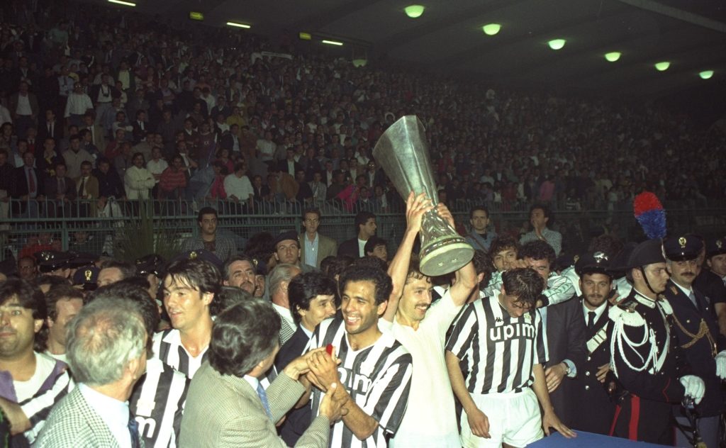 La Juve con la Coppa Uefa del '90