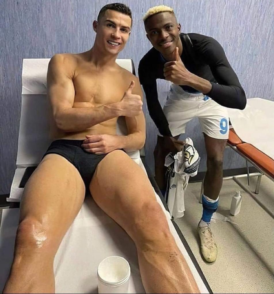 Ronaldo scambia la maglia con Osimhen