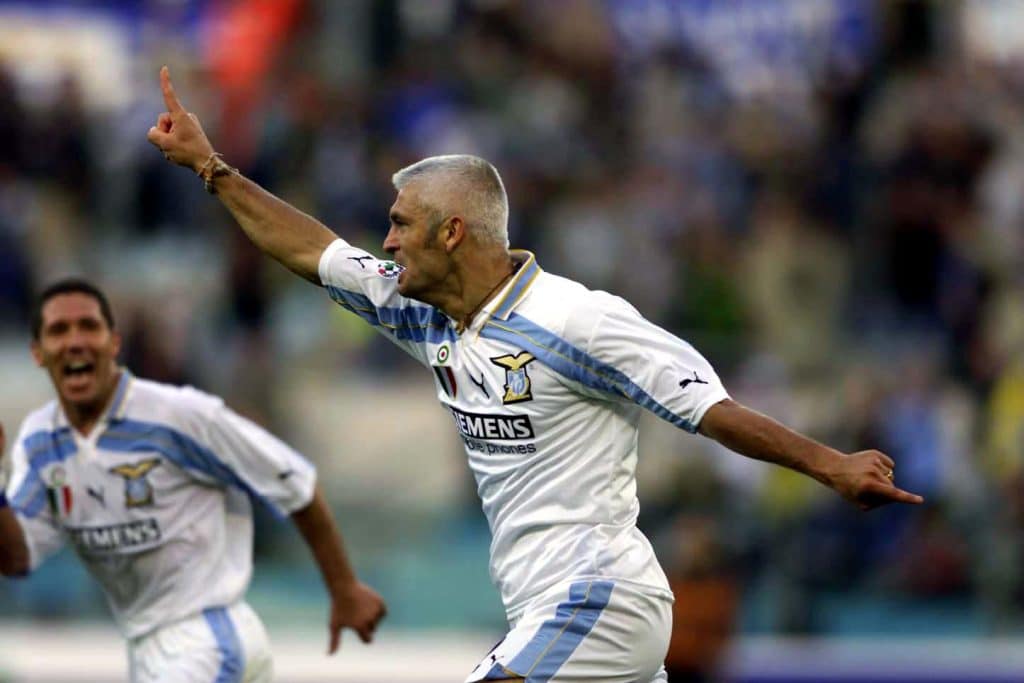 Ravanelli esulta con la maglia della Lazio