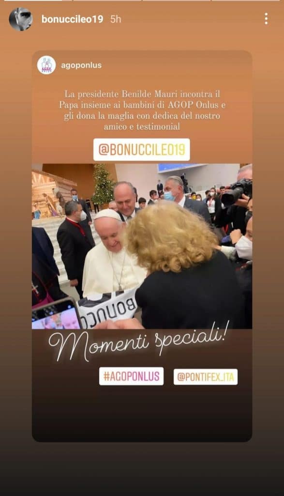Bonucci regala la maglia al Papa