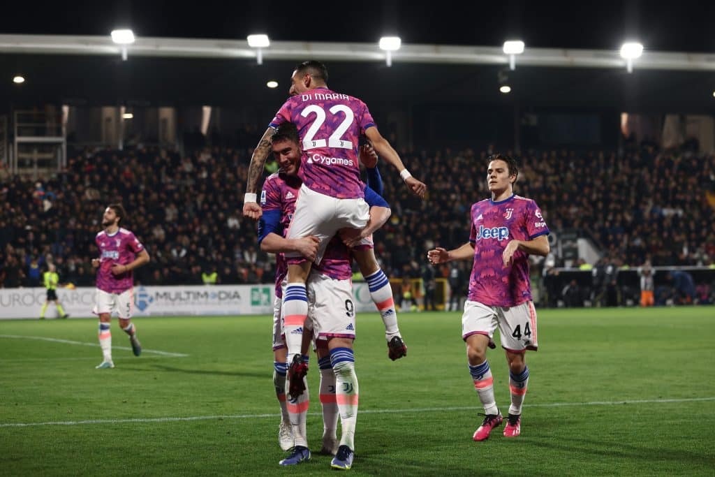 Di Maria festeggiato da Vlahovic dopo il gol allo Spezia