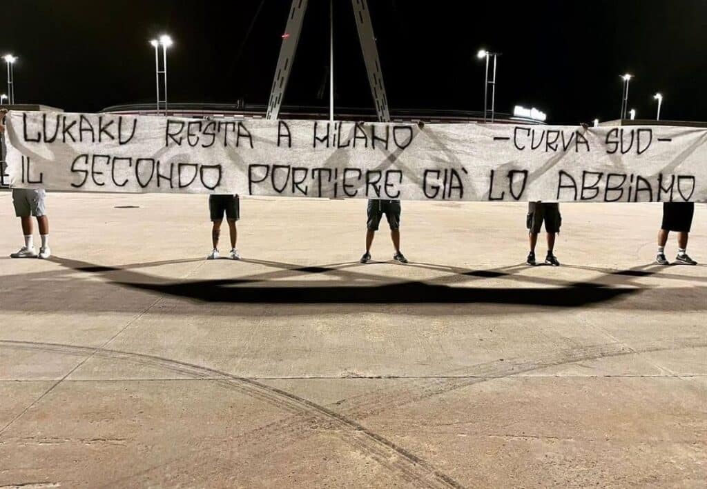 striscione juve Lukaku
