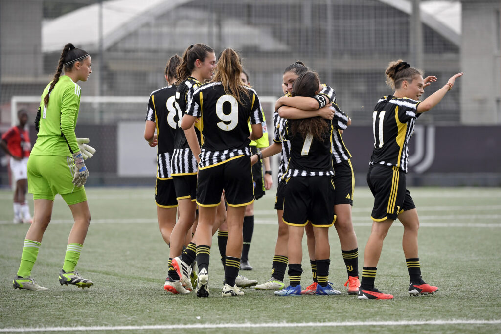 La formazione della Juve women u17 che esulta