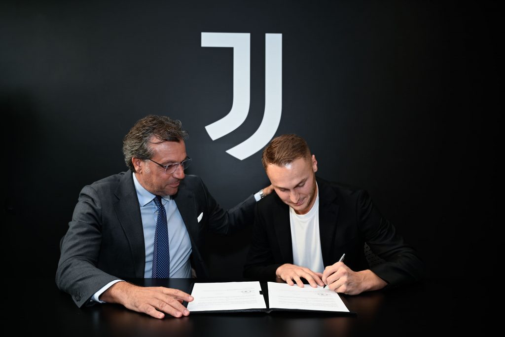 Il centrocampista olandese della Juventus Teun Koopmeiners in compagnia del Football Director Cristiano Giuntoli