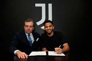 Il Football Director della Juve Giuntoli con il difensore Kelly